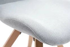 Chaise scandinave en tissu gris clair et bois clair ANYA
