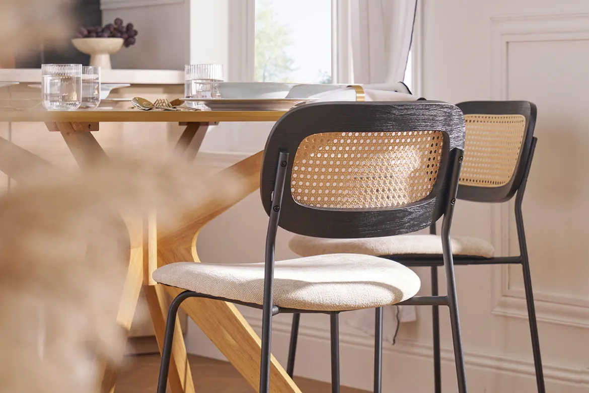 Chaises design en tissu effet velours texturé beige, métal noir et cannage rotin (lot de 2) MIRANDA