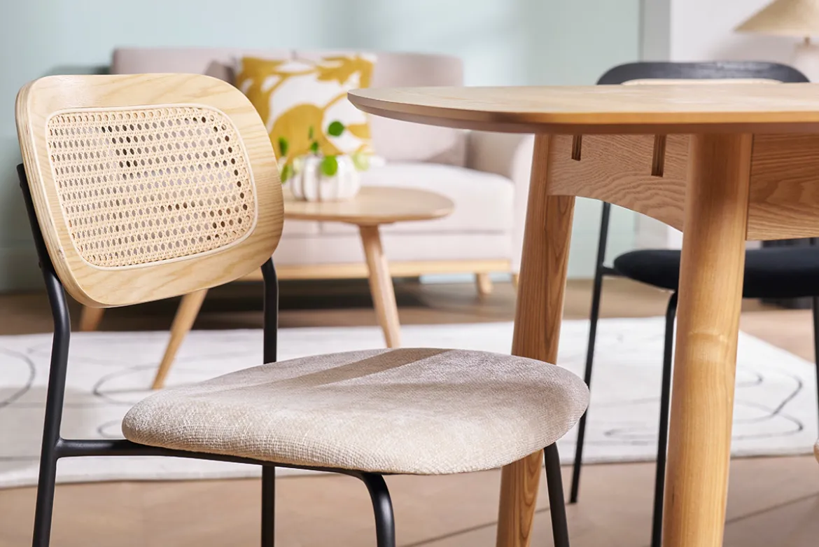 Chaises design en tissu effet velours texturé beige, métal noir et cannage rotin (lot de 2) MIRANDA