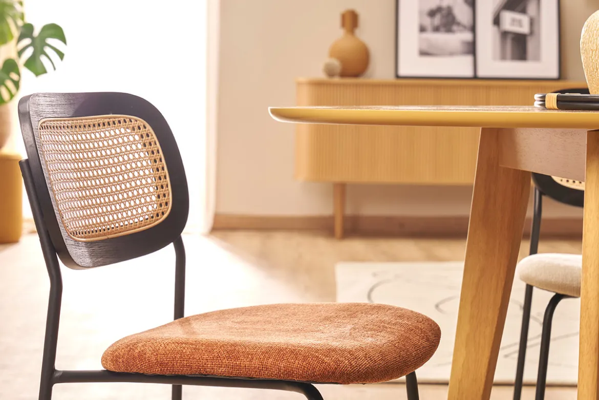 Chaises design en tissu effet velours texturé terre brulée, métal noir et cannage rotin (lot de 2) MIRANDA