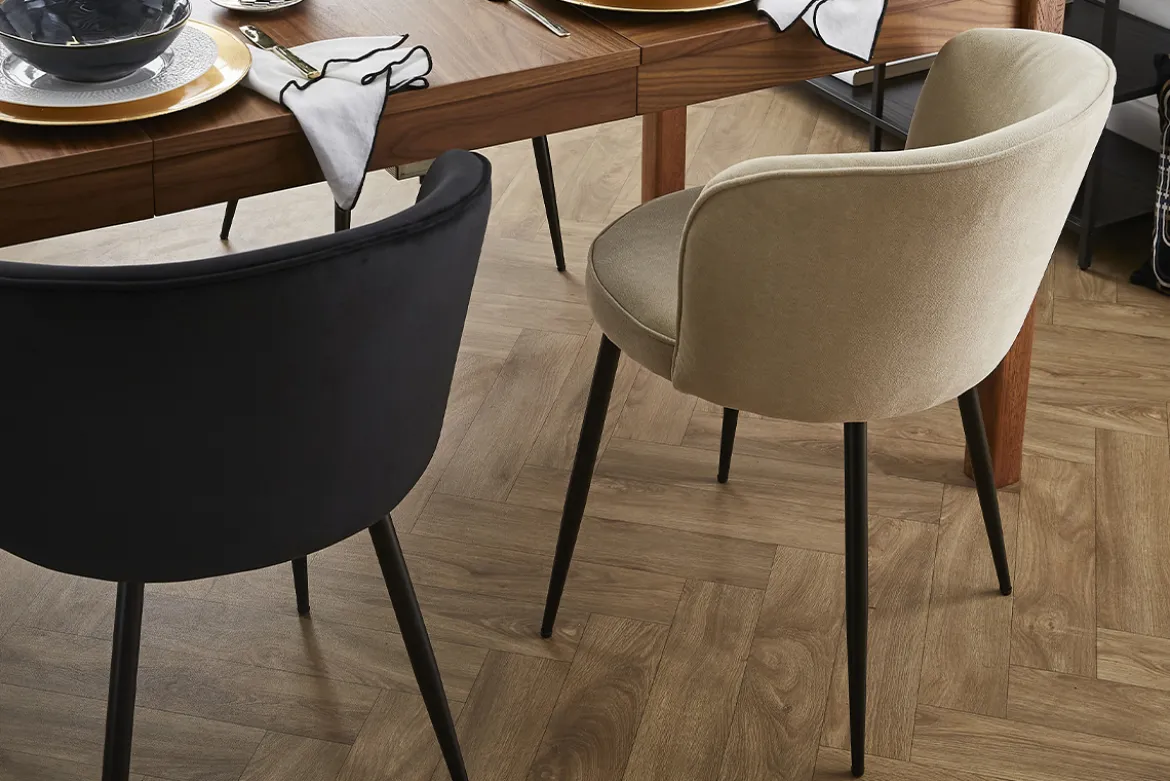 Chaises design en tissu effet velours beige et métal noir (lot de 2) SERIF