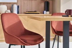 Chaises design en tissu velours rouge tomette et métal noir (lot de 2) HOLO