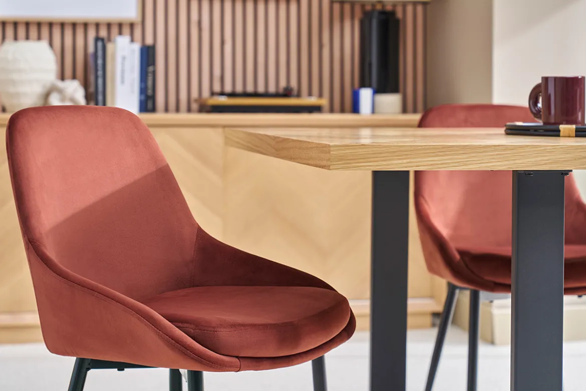 Chaises design en tissu velours rouge tomette et métal noir (lot de 2) HOLO