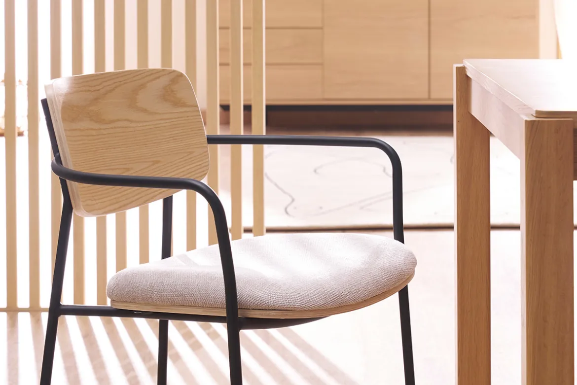 Chaises en bois clair chêne, tissu effet velours texturé beige et métal noir (lot de 2) SUSAN