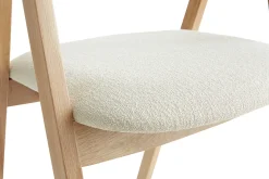 Chaises scandinaves empilables en bois clair chêne et tissu effet laine bouclée blanc cassé (lot de 2) LOVA