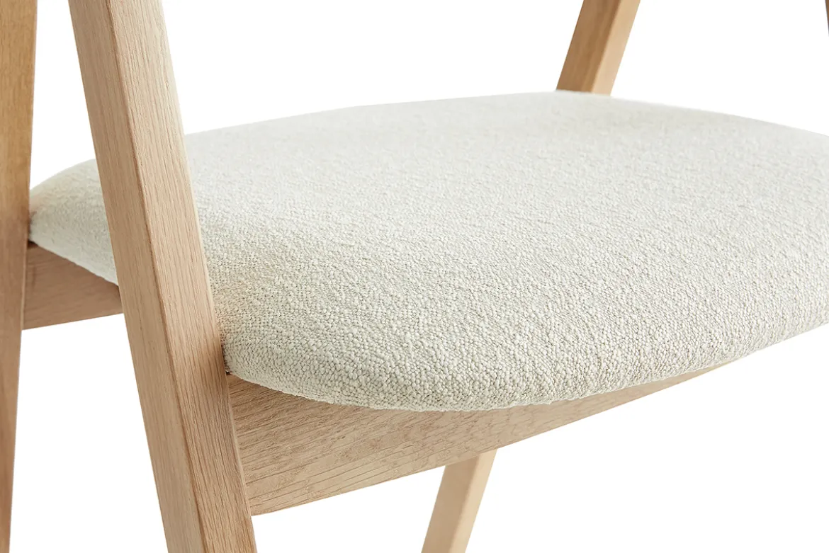 Chaises scandinaves empilables en bois clair chêne et tissu effet laine bouclée blanc cassé (lot de 2) LOVA