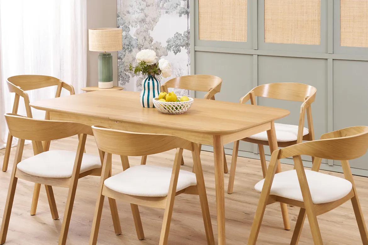 Chaises scandinaves empilables en bois clair chêne et tissu effet laine bouclée blanc cassé (lot de 2) LOVA