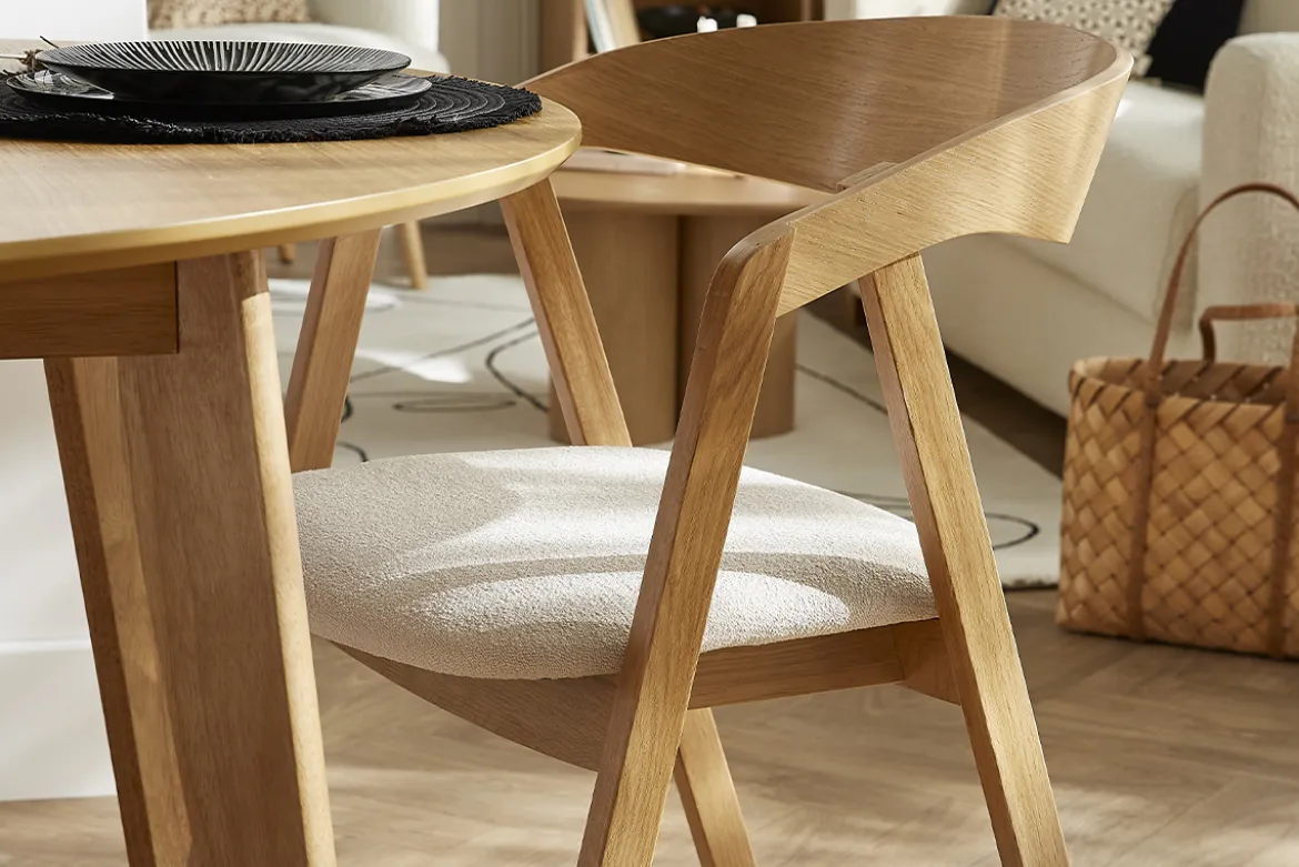Chaises scandinaves empilables en bois clair chêne et tissu effet laine bouclée blanc cassé (lot de 2) LOVA