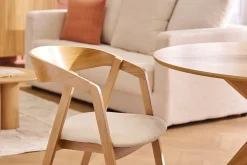 Chaises scandinaves empilables en bois clair chêne et tissu effet laine bouclée blanc cassé (lot de 2) LOVA