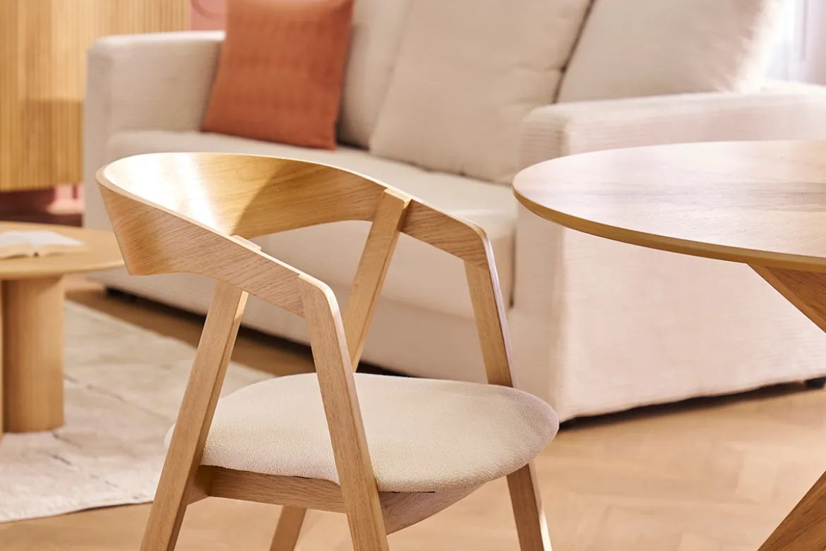 Chaises scandinaves empilables en bois clair chêne et tissu effet laine bouclée blanc cassé (lot de 2) LOVA