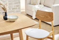 Chaises scandinaves en bois clair et tissu effet laine bouclée blanc (lot de 2) ELION