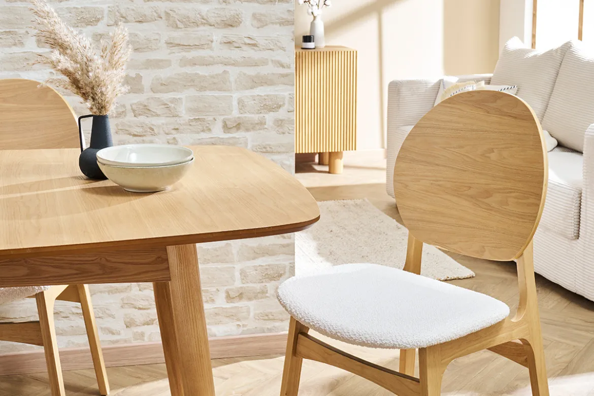 Chaises scandinaves en bois clair et tissu effet laine bouclée blanc (lot de 2) ELTON