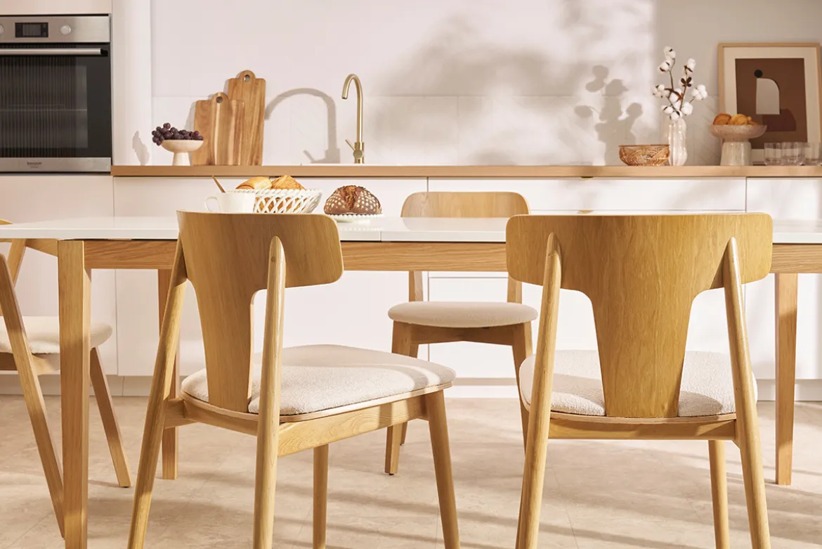 Chaises scandinaves en bois clair chêne massif et tissu effet laine bouclée blanc cassé (lot de 2) LOUISA