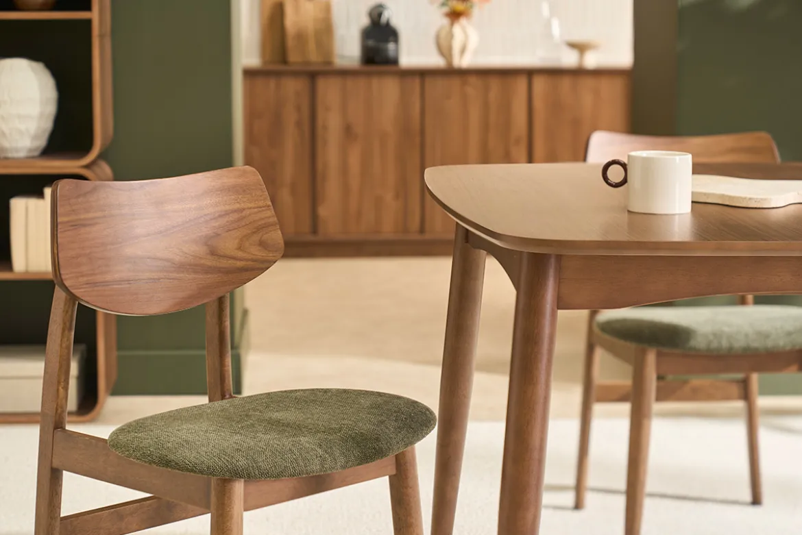 Chaises scandinaves en bois foncé et tissu effet velours texturé vert kaki (lot de 2) ELION