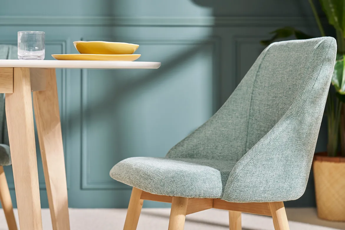 Chaises scandinaves en tissu effet velours texturé vert céladon et bois clair (lot de 2) HIGGINS