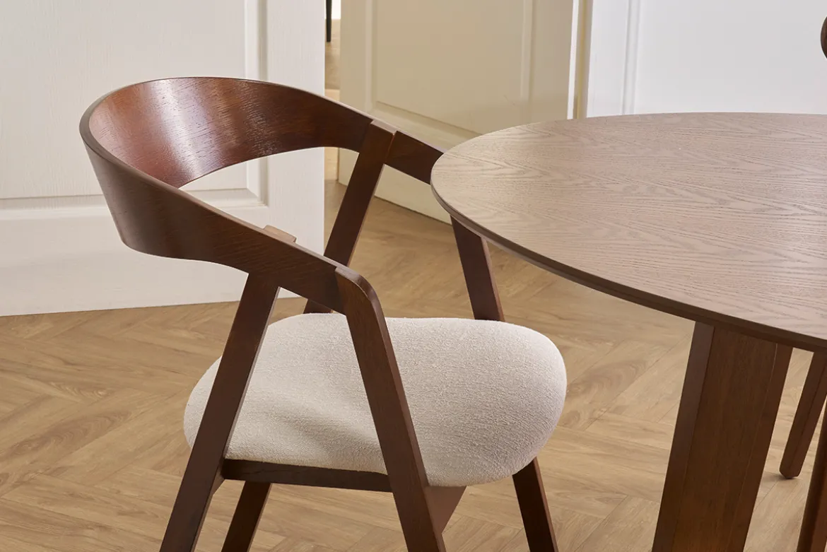 Chaises vintage empilables en bois teinté noyer et tissu effet laine bouclée blanc (lot de 2) LOVA