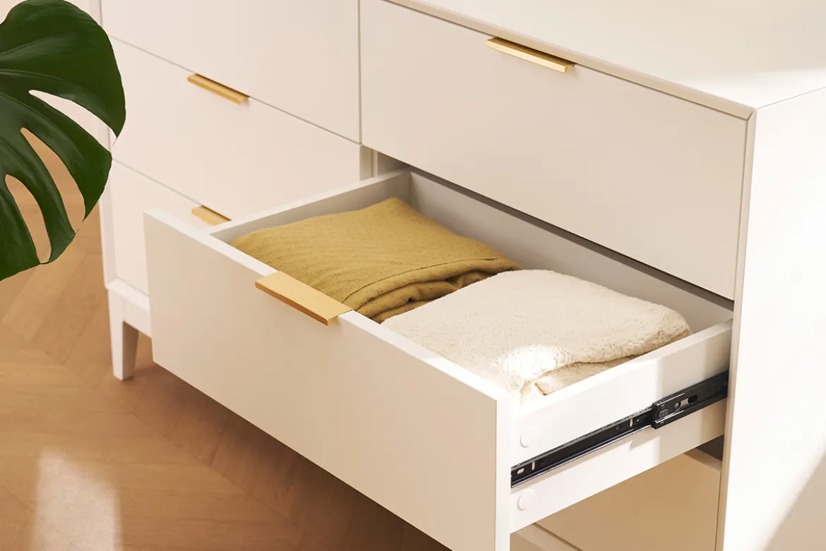 Commode blanche mat et métal doré 6 tiroirs L120 cm GIANA