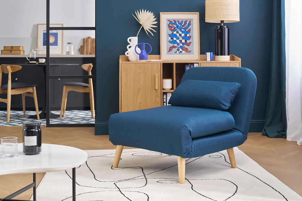 Fauteuil convertible scandinave en tissu bleu foncé et bois clair AMIKO