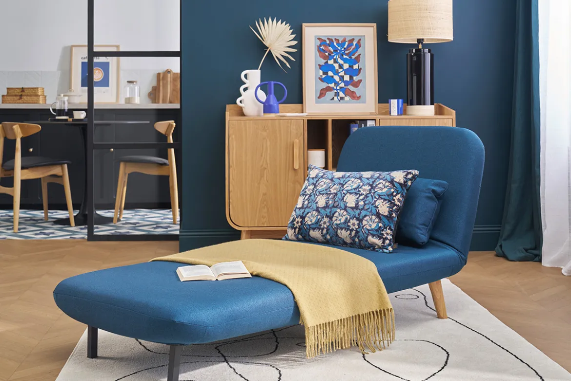 Fauteuil convertible scandinave en tissu bleu foncé et bois clair AMIKO