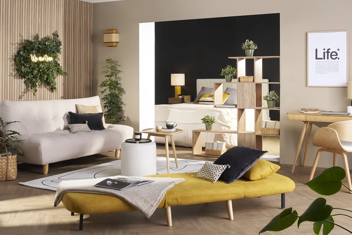 Fauteuil convertible scandinave en tissu effet velours jaune moutarde et bois clair AMIKO