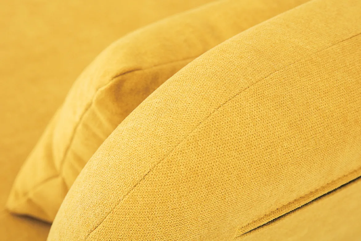 Fauteuil convertible scandinave en tissu effet velours jaune moutarde et bois clair AMIKO