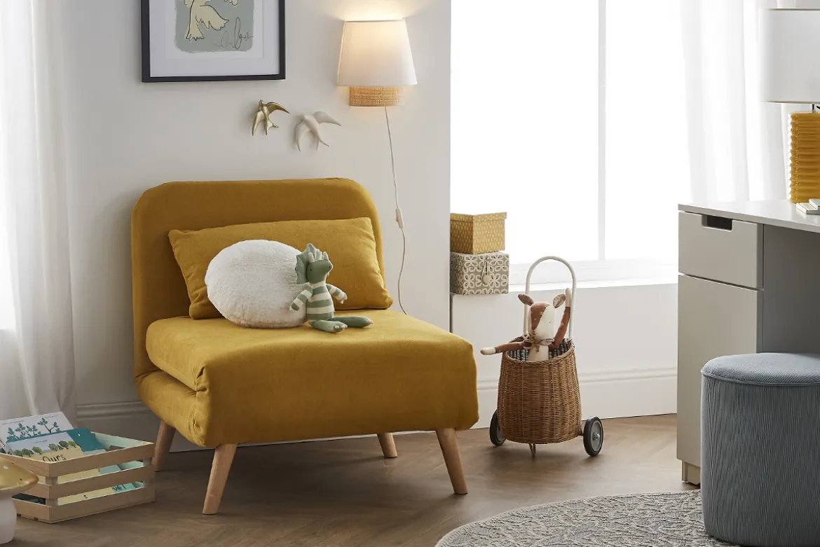 Fauteuil convertible scandinave en tissu effet velours jaune moutarde et bois clair AMIKO