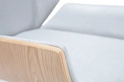 Fauteuil de bureau de direction design en tissu gris clair, bois clair et acier chromé CURVED