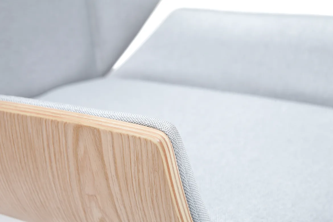 Fauteuil de bureau de direction design en tissu gris clair, bois clair et acier chromé CURVED