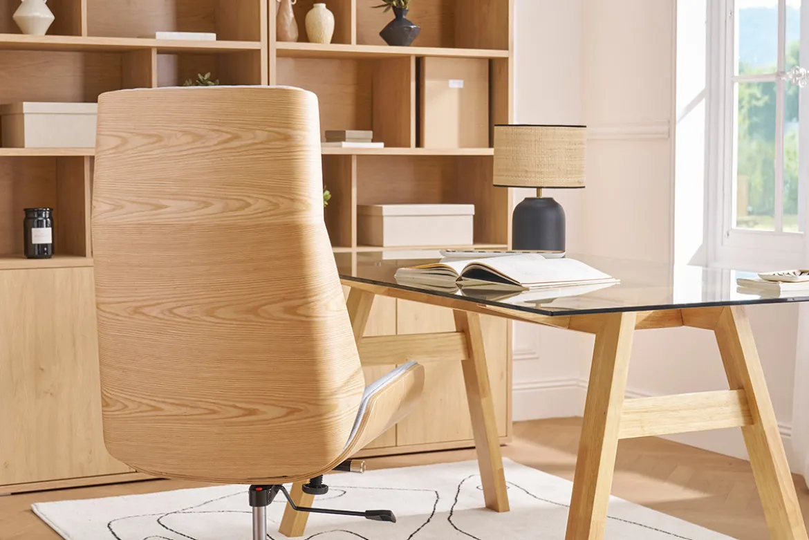 Fauteuil de bureau de direction design en tissu gris clair, bois clair et acier chromé CURVED