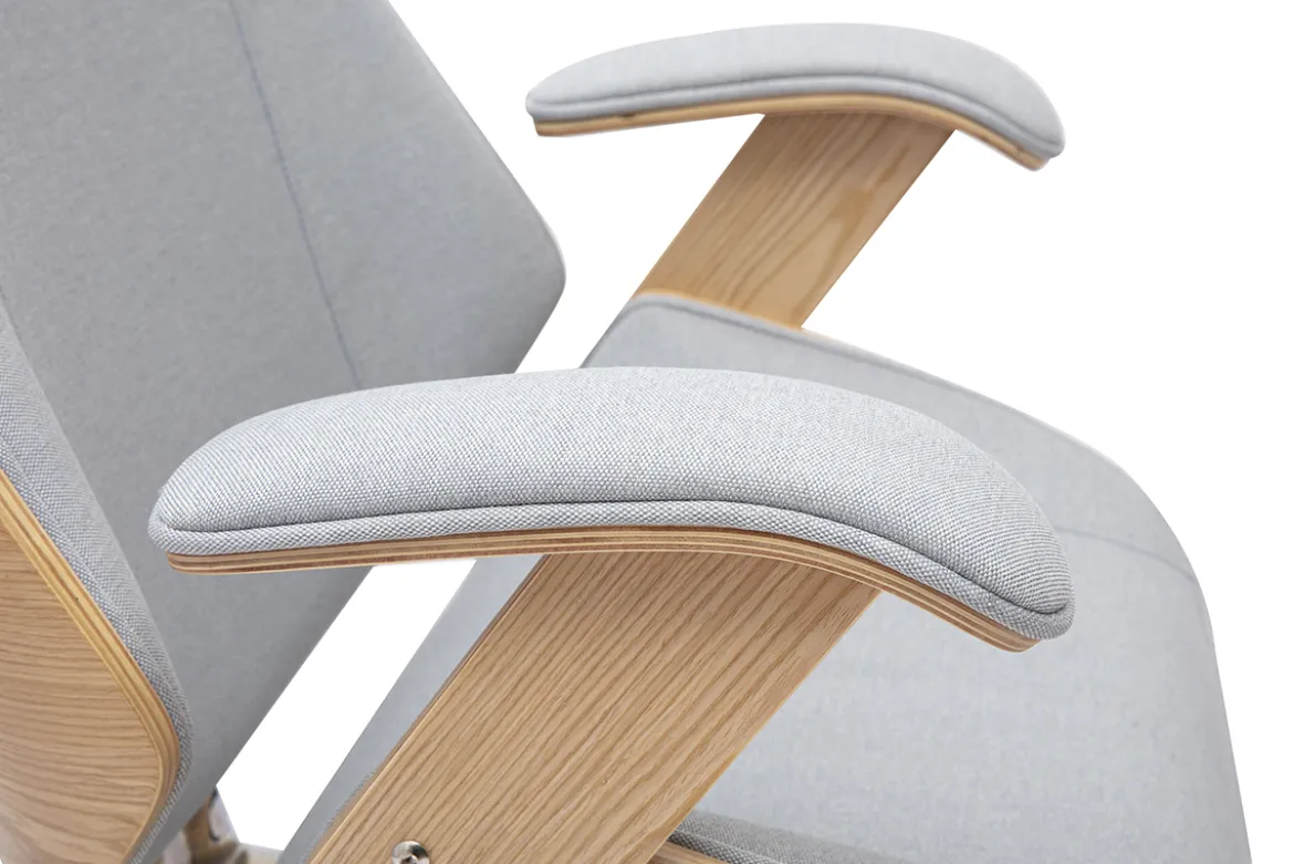 Fauteuil de bureau de direction design en tissu gris, bois clair et acier chromé MUSK
