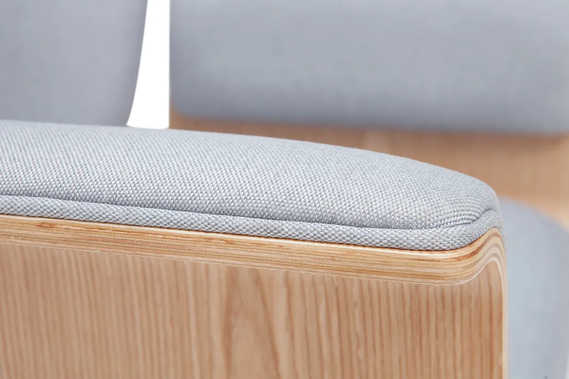 Fauteuil de bureau à roulettes design en tissu gris clair, bois clair et acier chromé ELON