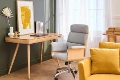 Fauteuil de bureau à roulettes design en tissu gris clair, bois clair et acier chromé ELON