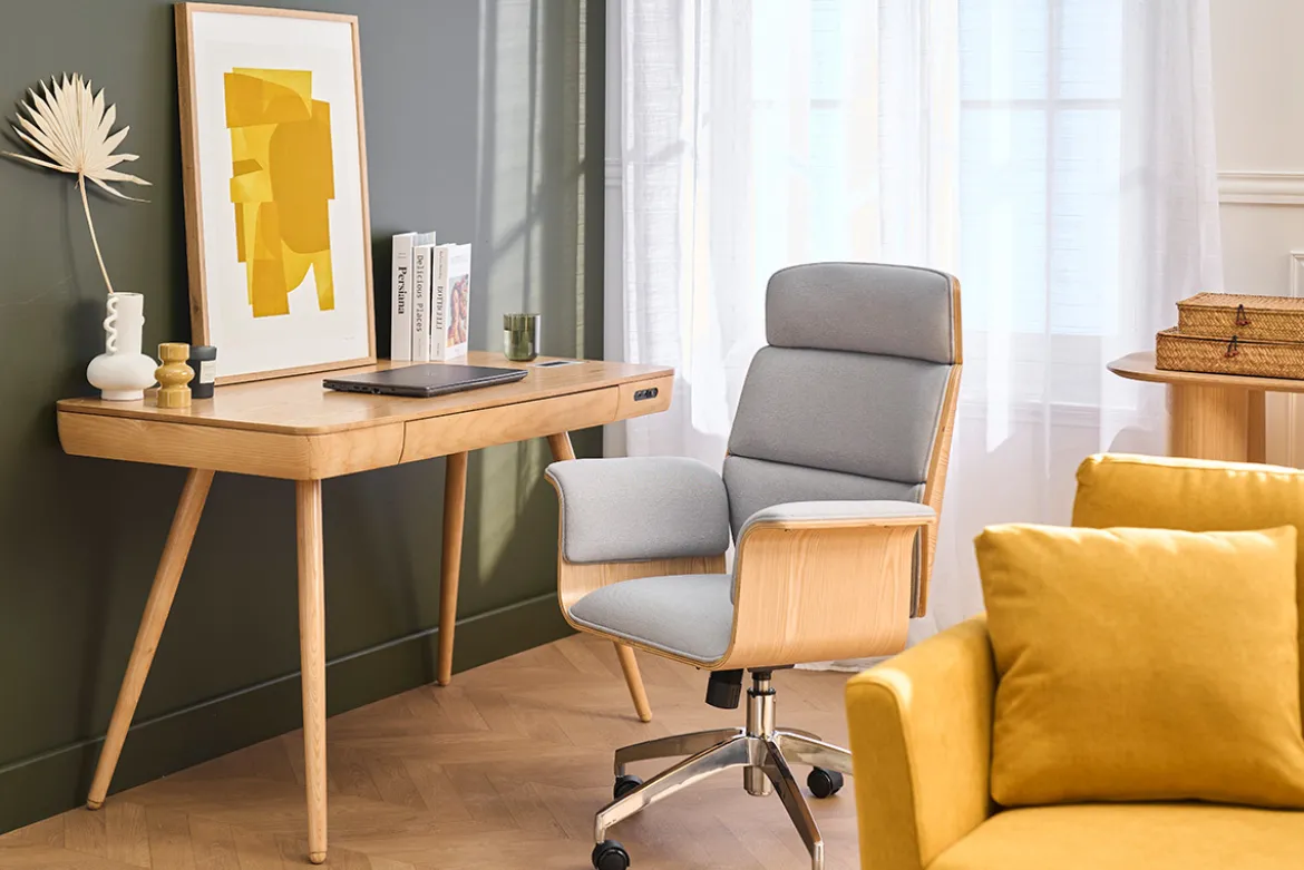 Fauteuil de bureau à roulettes design en tissu gris clair, bois clair et acier chromé ELON