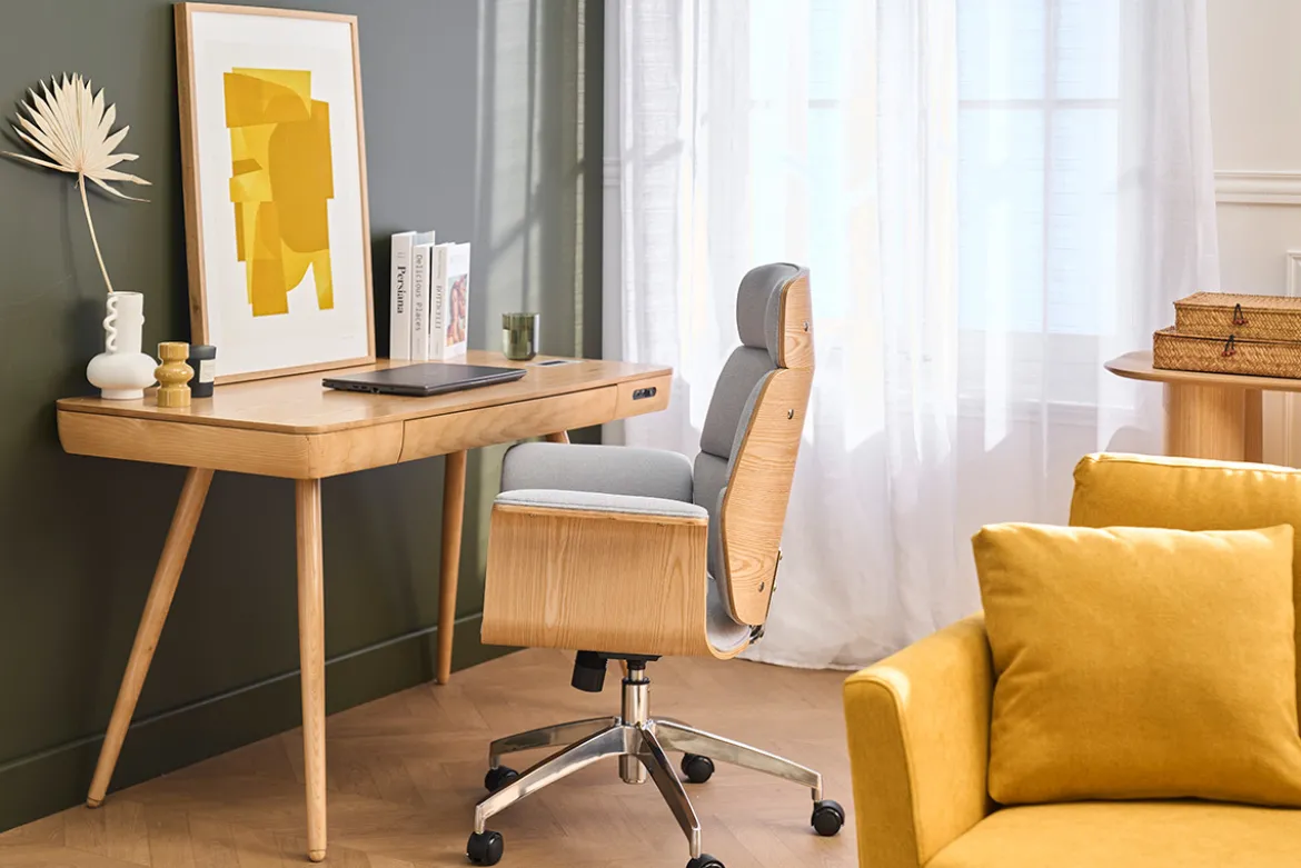 Fauteuil de bureau à roulettes design en tissu gris clair, bois clair et acier chromé ELON