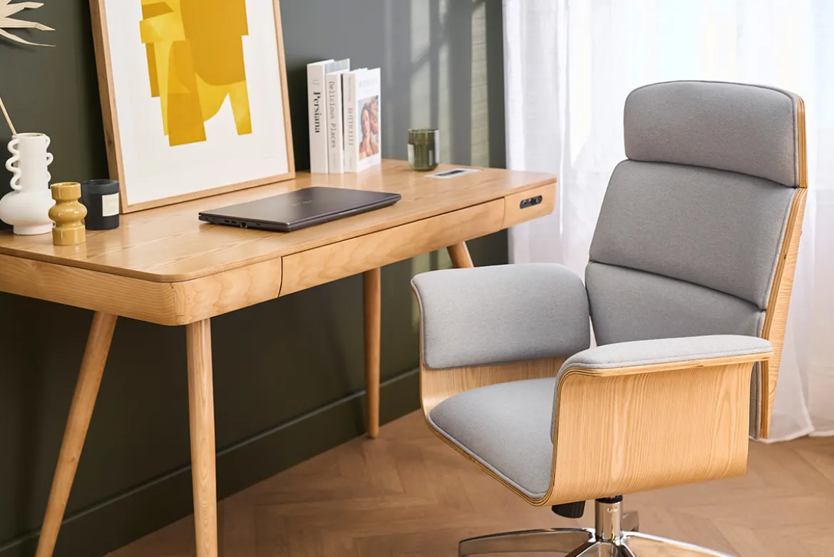 Fauteuil de bureau à roulettes design en tissu gris clair, bois clair et acier chromé ELON
