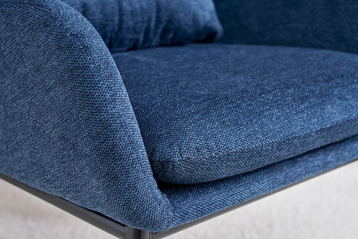 Fauteuil design en tissu effet velours texturé bleu foncé et métal noir MAXINE