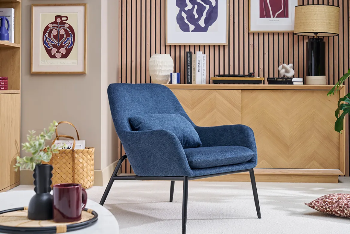 Fauteuil design en tissu effet velours texturé bleu foncé et métal noir MAXINE