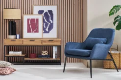 Fauteuil design en tissu effet velours texturé bleu foncé et métal noir MAXINE