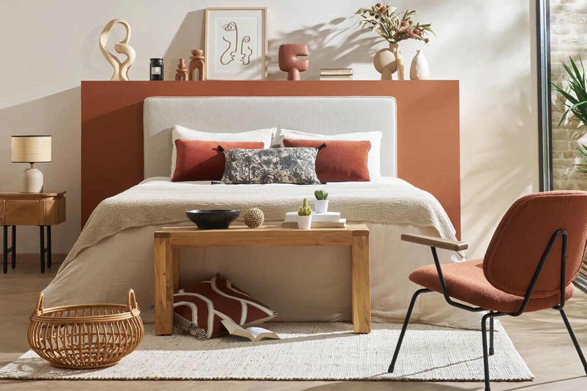 Fauteuil design en tissu effet laine bouclée terre brûlée, métal noir et bois foncé BARNET