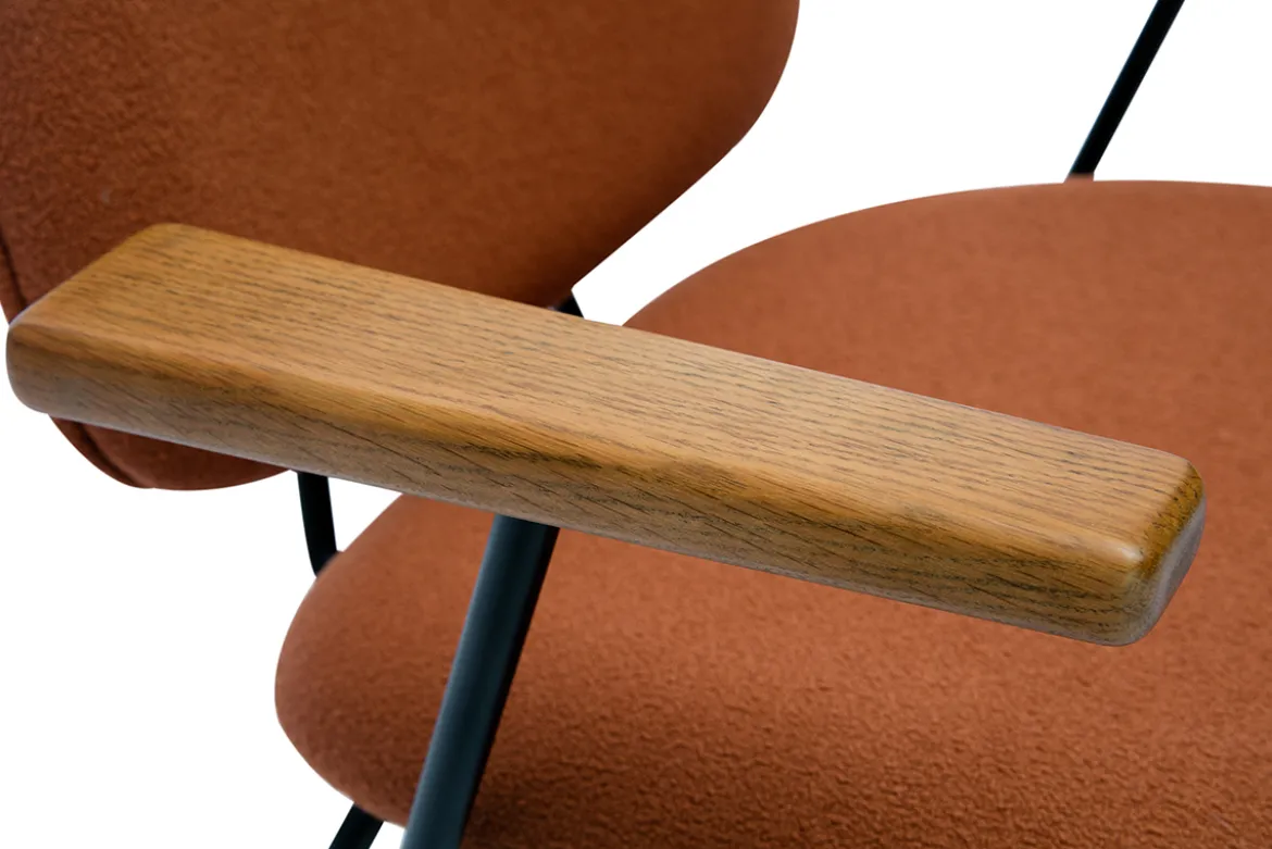 Fauteuil design en tissu effet laine bouclée terre brûlée, métal noir et bois foncé BARNET