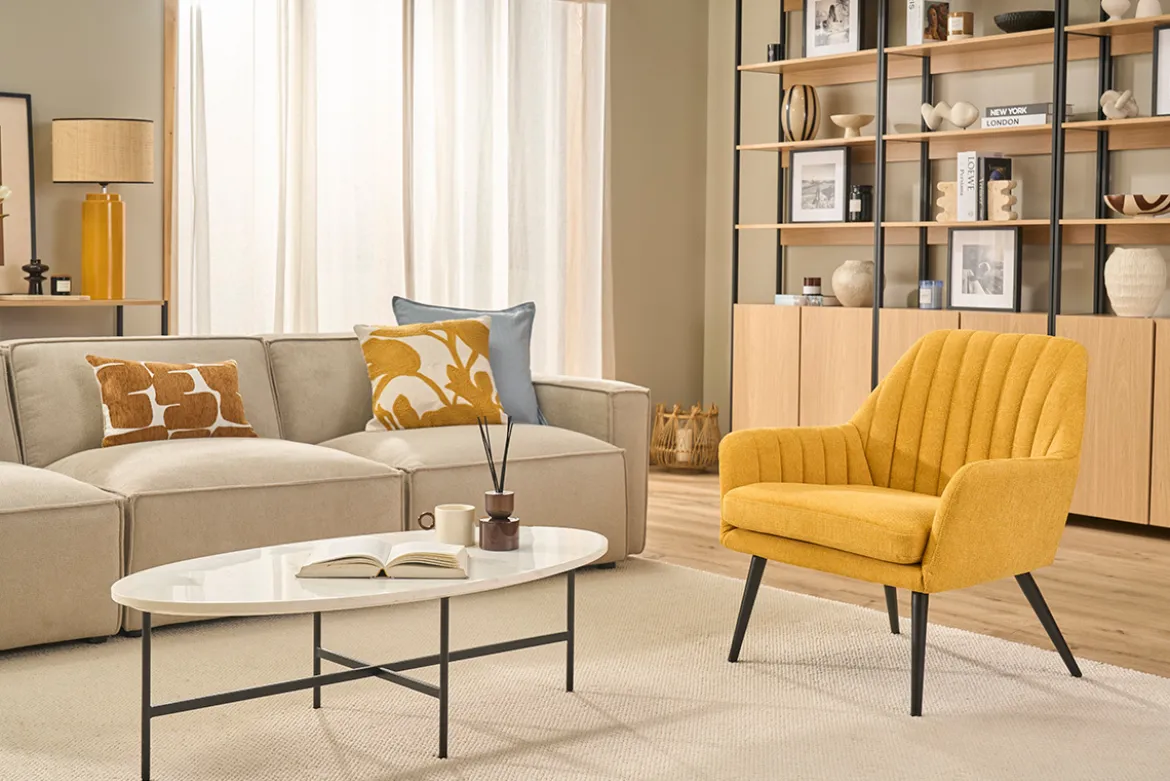 Fauteuil design en tissu effet velours texturé jaune moutarde et métal noir GASTON