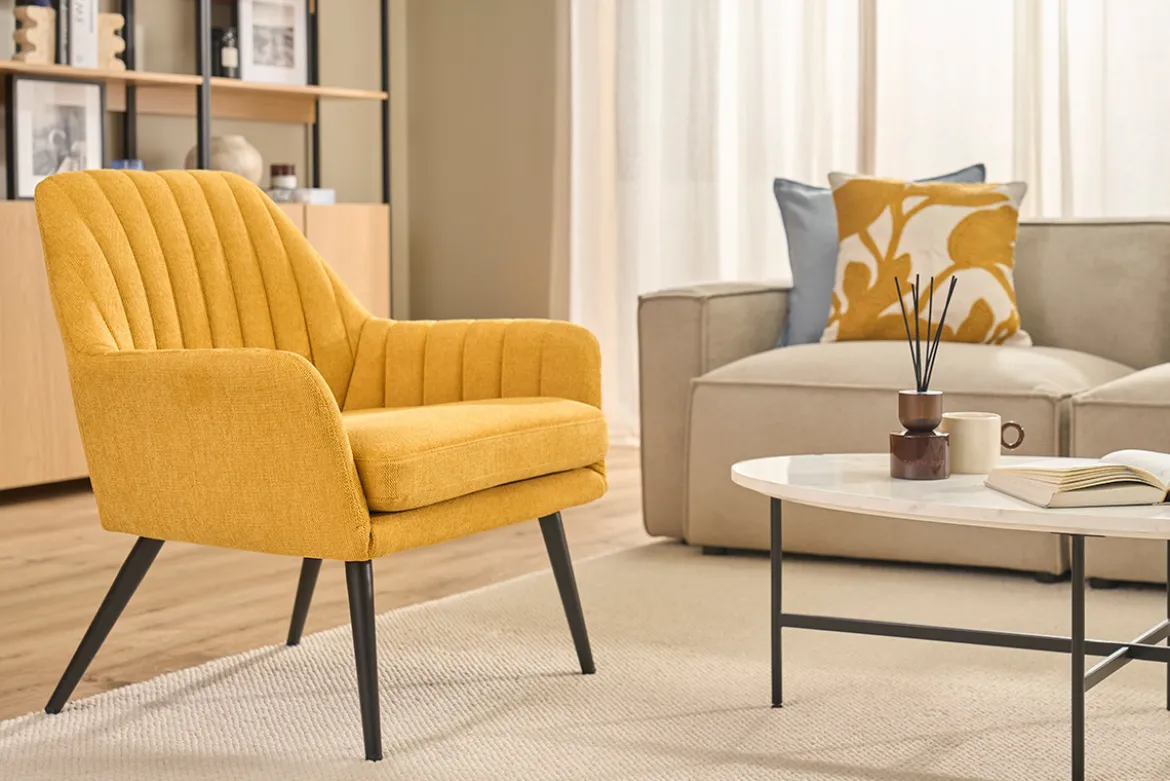 Fauteuil design en tissu effet velours texturé jaune moutarde et métal noir GASTON