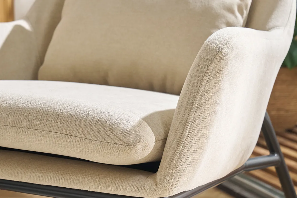 Fauteuil design en tissu effet velours beige et métal noir MAXINE