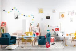 Fauteuil enfant scandinave en tissu menthe à l'eau et bois clair NORKID