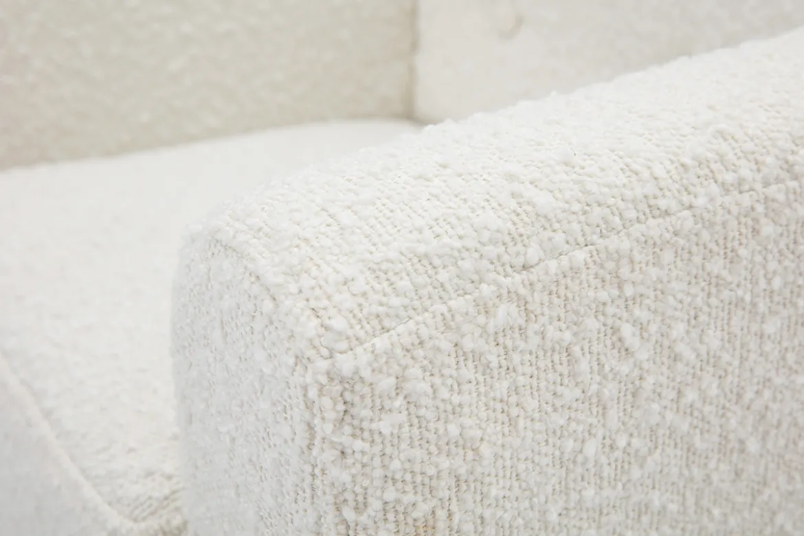 Fauteuil enfant scandinave en tissu effet laine bouclée blanc et bois clair NORKID
