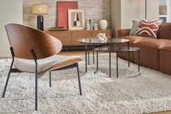 Fauteuil en tissu effet velours texturé beige, bois foncé et métal noir FABULO