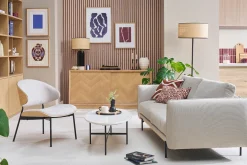 Fauteuil en tissu effet velours texturé beige, bois clair et métal noir FABULO