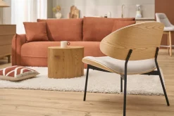 Fauteuil en tissu effet velours texturé beige, bois clair et métal noir FABULO