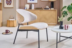 Fauteuil en tissu effet velours texturé beige, bois clair et métal noir FABULO