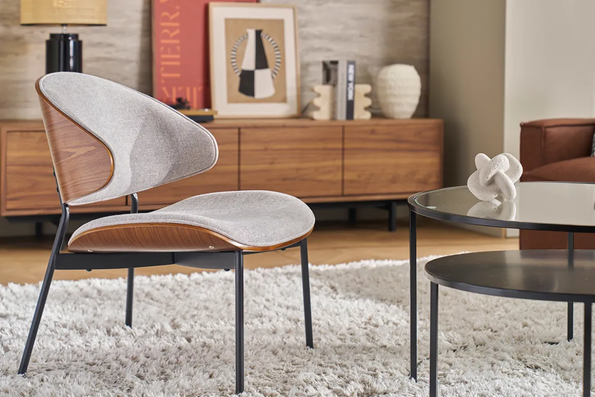 Fauteuil en tissu effet velours texturé gris, bois foncé et métal noir FABULO